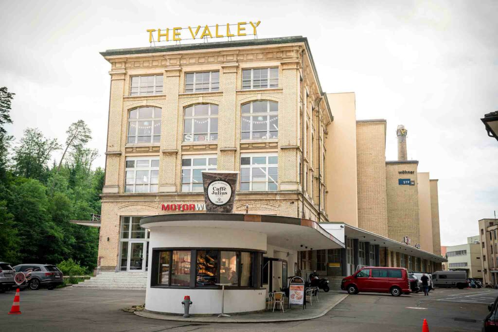 “The Valley” Lounge & restaurant Miyabi