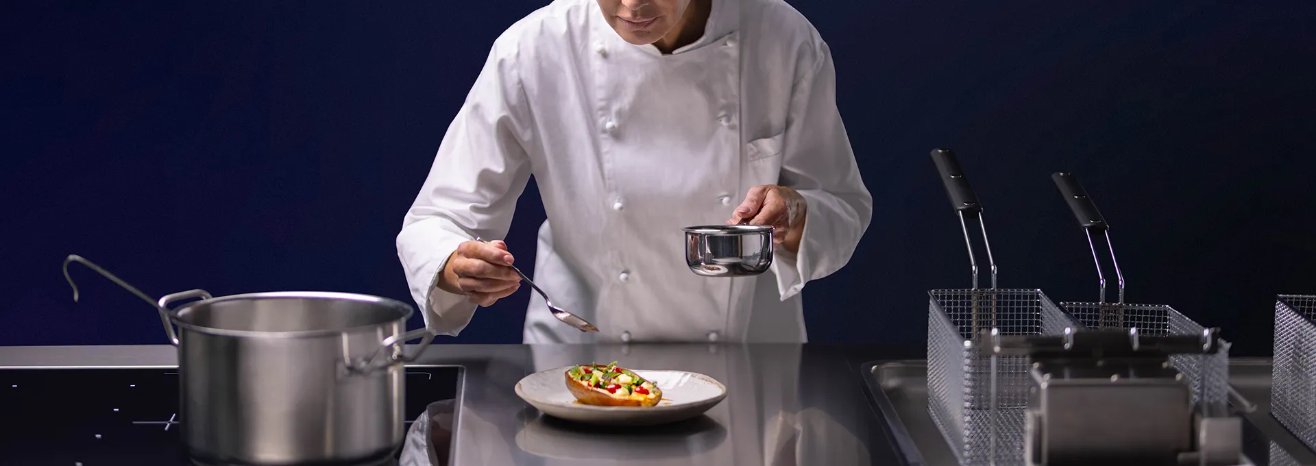 e-XP-700-900-modular-cooking-lady-chef-free-zone-induction-electrolux-professional-hero-banner-dim-1920x680