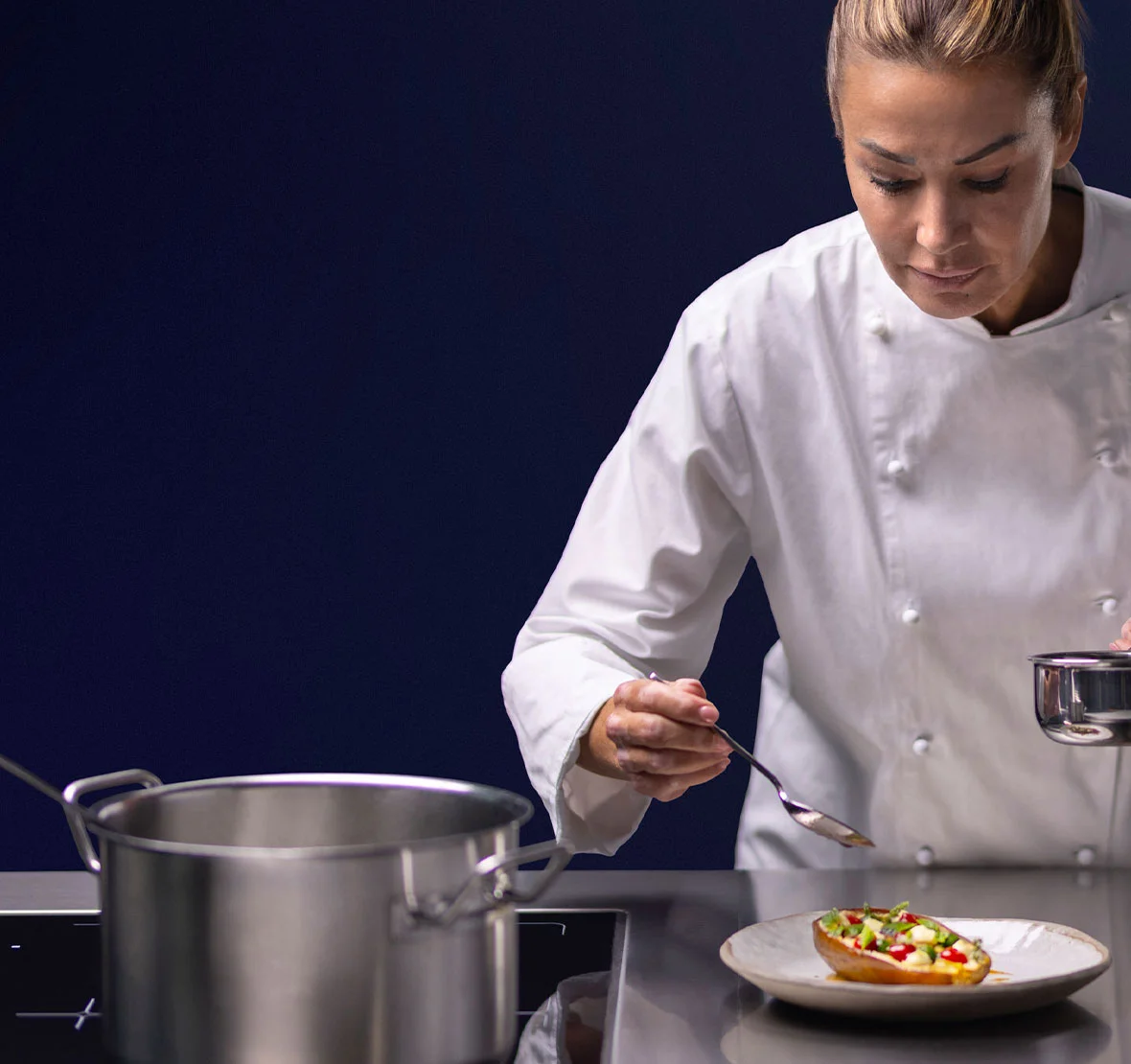 e-XP-700-900-modular-cooking-lady-chef-free-zone-induction-electrolux-professional-hero-banner-dim-1920x680