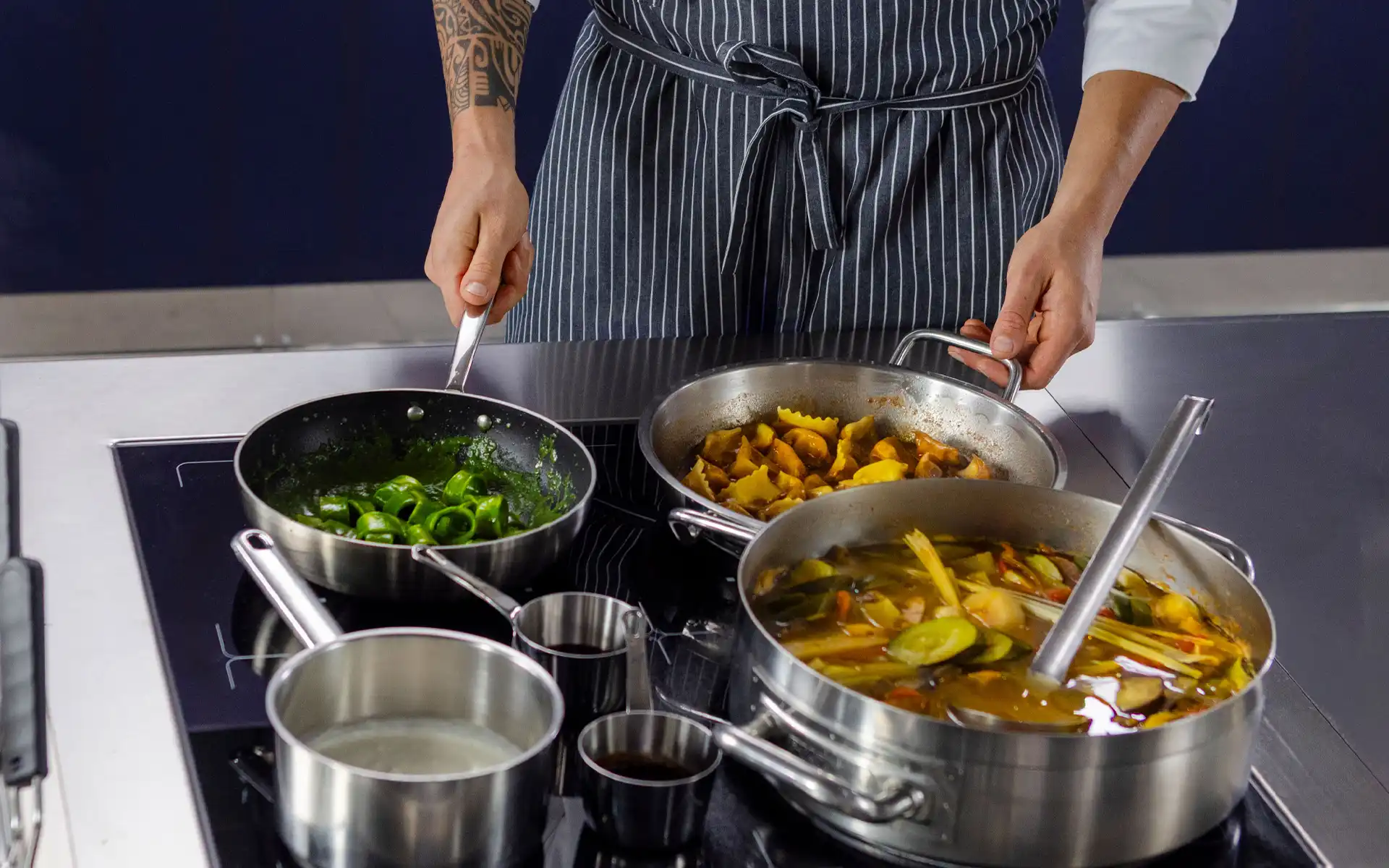 e-XP-induction-chef-cooking-e-XP-700-900-modular-cooking-electrolux-professional-dim-1920x1200