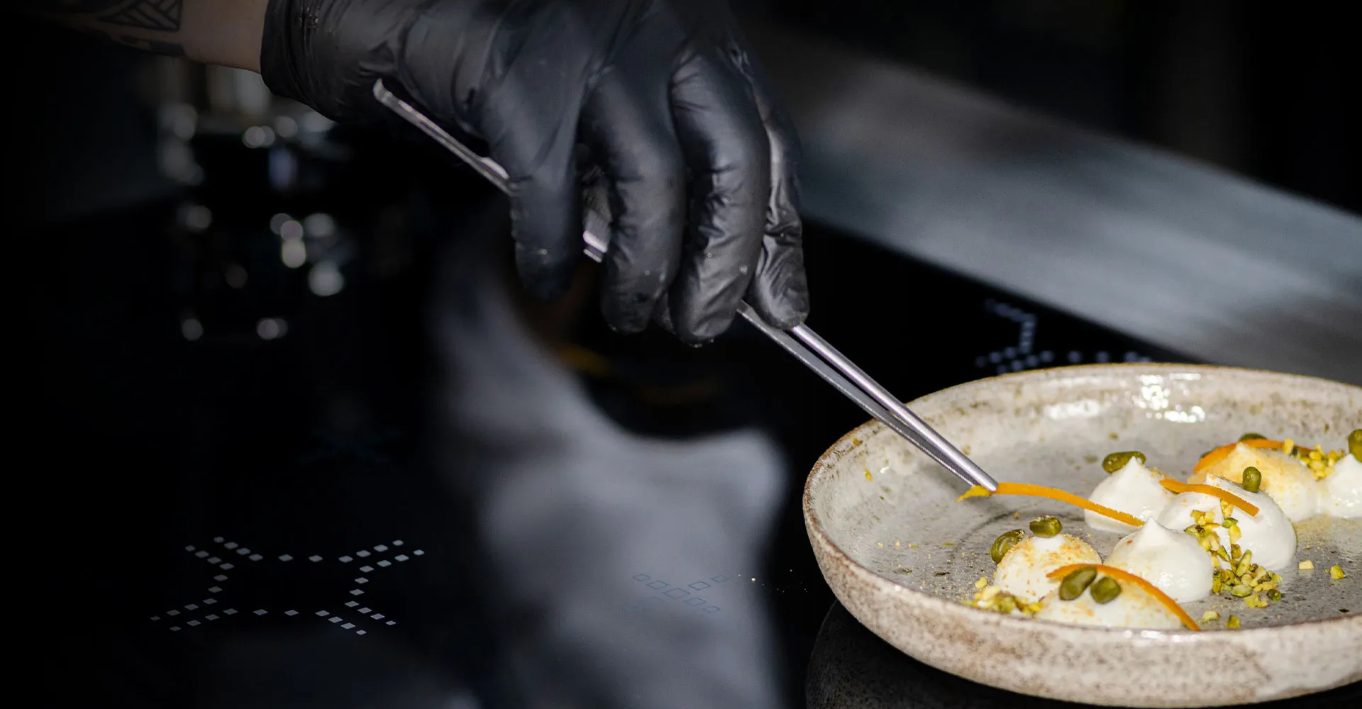 chef-detail-fine-dining-induction-surface-dim-1920x1000