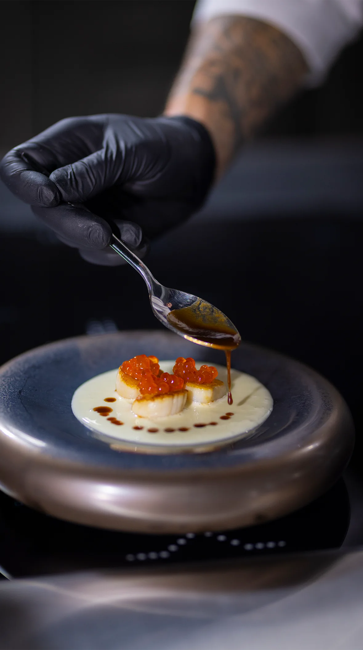 chef-detail-fine-dining-induction-surface-dim-1920x1000