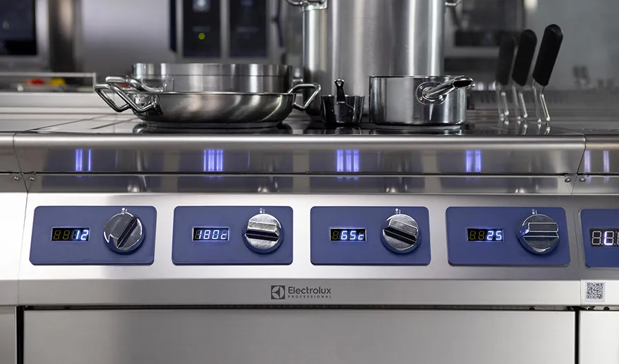 free-zone-induction-4knobs-digital-displays-e-XP-700-900-modular-cooking-electrolux-professional-dim-900x530