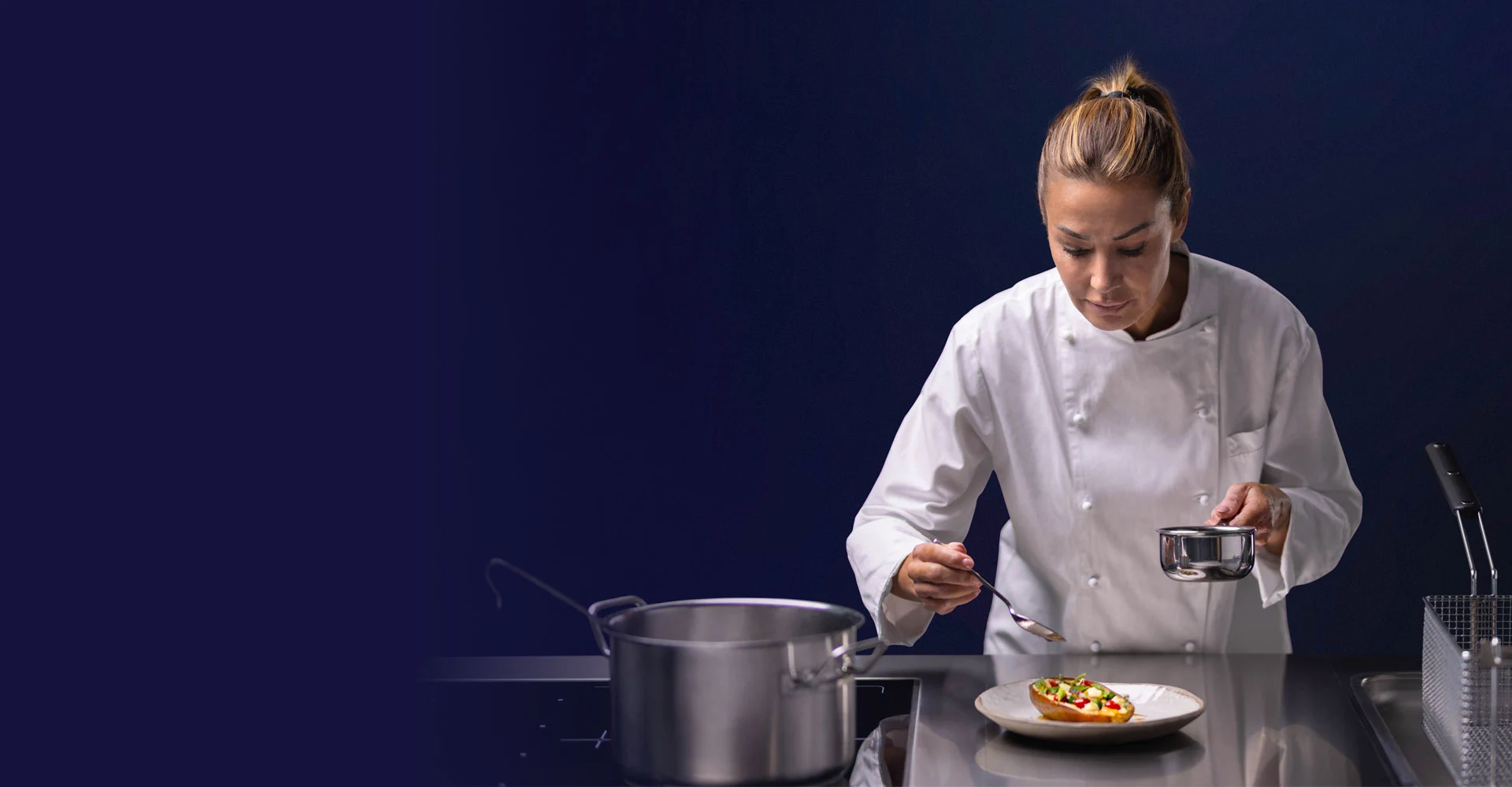 Lady-Chef-with-blue-background-e-XP-700-900-modular-cooking-electrolux-professional-dim-1920x1000