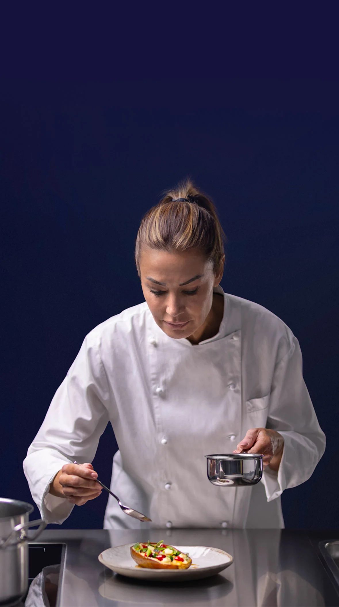 Lady-Chef-with-blue-background-e-XP-700-900-modular-cooking-electrolux-professional-dim-1920x1000