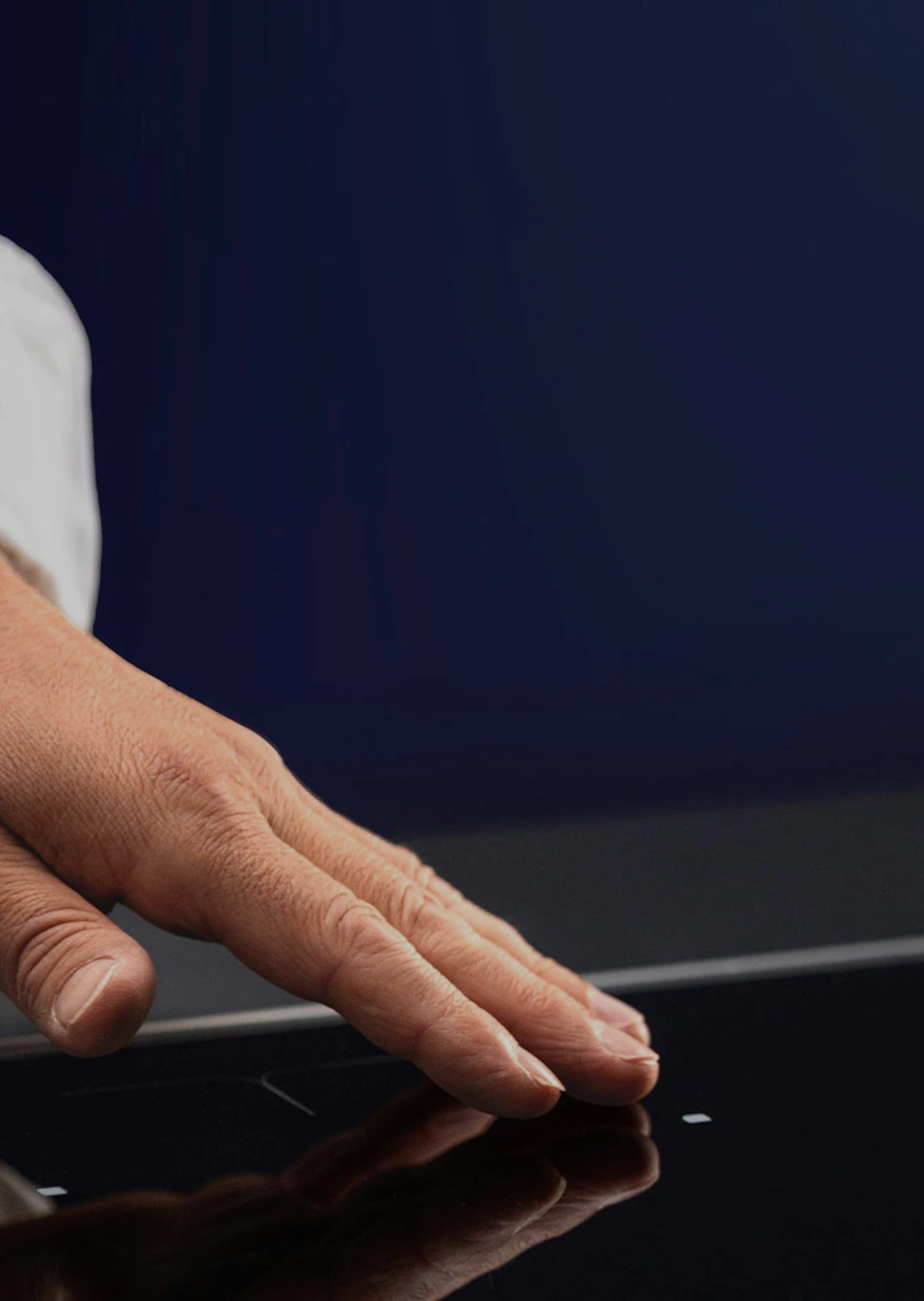 reshaping-life-kitchen_e-XP-700-900-modular-cooking-electrolux-professional-hero-banner-dim-1125x1583-black-overlay